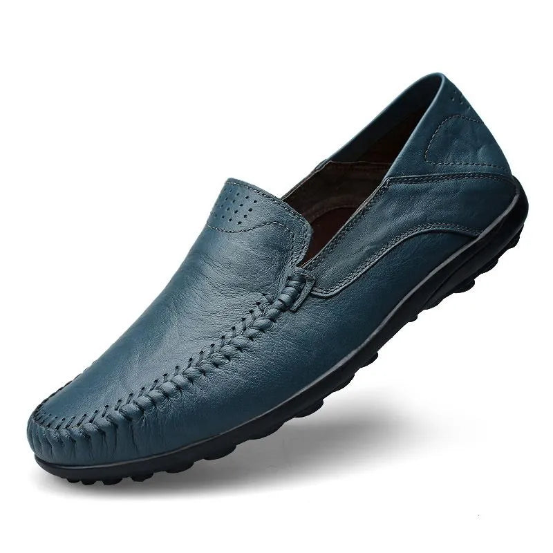 Klassieke herenloafers van luxe Italiaans leer, bruin, met comfortabele binnenzool en antislip buitenzool.