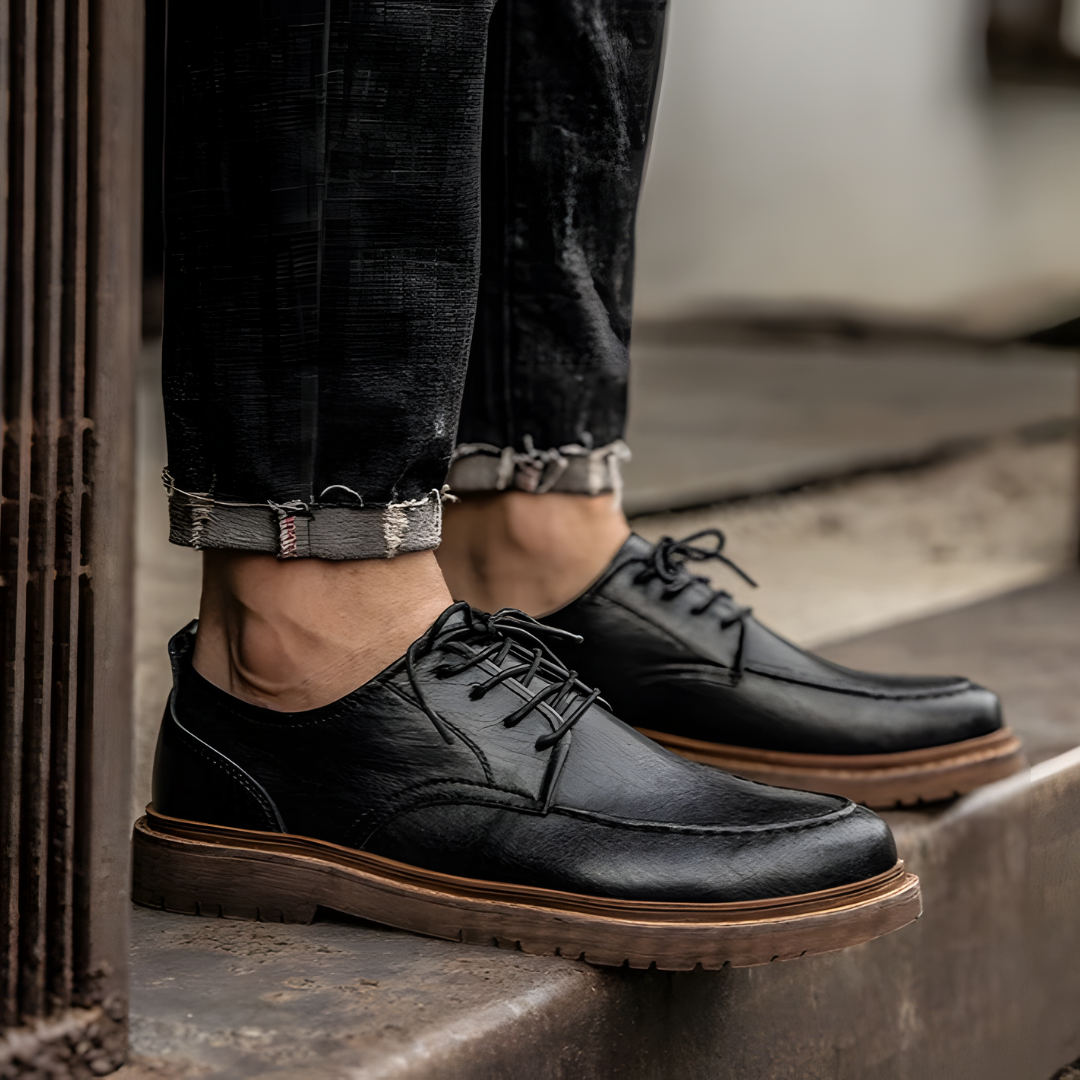 Klassieke herenveterschoenen in zwart leer, ideaal voor formele en zakelijke looks.