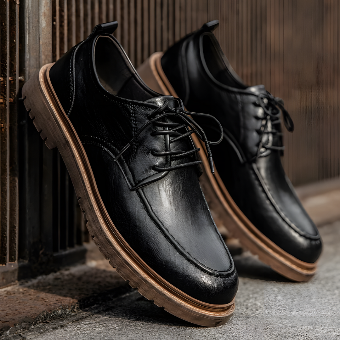 Bruine herenveterschoenen, gepresenteerd als een veelzijdige optie voor elke outfit.