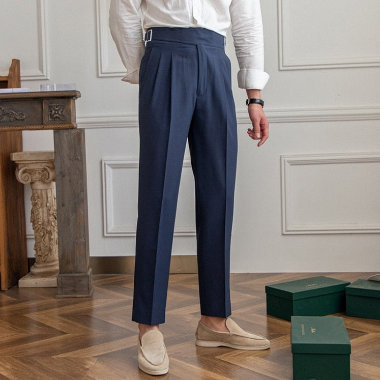 Herenbroek met elegante gesp, veelzijdig door klassieke en moderne elementen, comfortabele pasvorm.