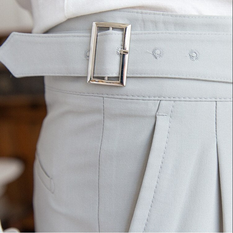 Modieuze herenbroek met gesp, geschikt voor zowel formele als casual looks.
