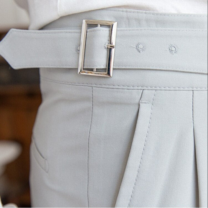 Modieuze herenbroek met gesp, geschikt voor zowel formele als casual looks.