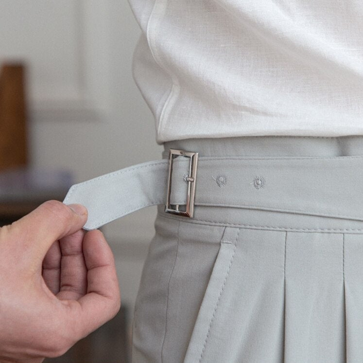Tijdloze herenbroek met elegante gesp, een must-have voor elke garderobe.