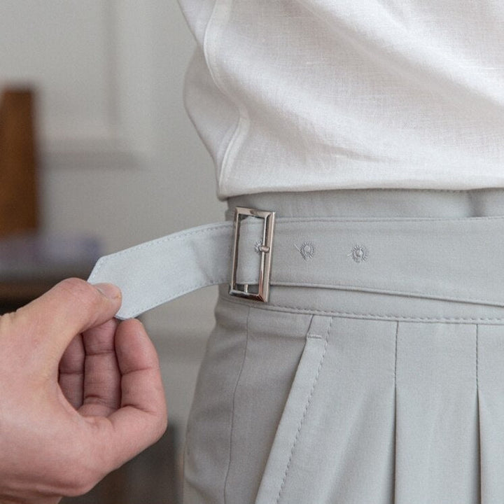 Tijdloze herenbroek met elegante gesp, een must-have voor elke garderobe.