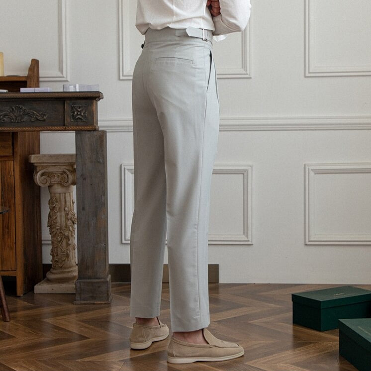Chique herenbroek met geïntegreerde gesp, geschikt voor business en casual.