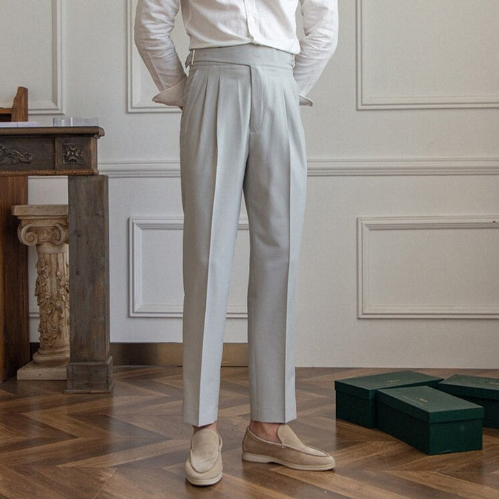 Veelzijdige herenbroek met gesp, gemakkelijk te combineren met verschillende outfits.