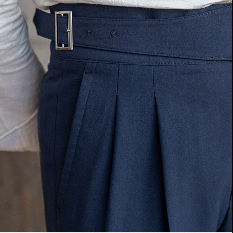Klassische Herrenhose mit eleganter Schnalle, zeitloses Design, ideal für Büro und Freizeit, komfortabel und stilvoll.