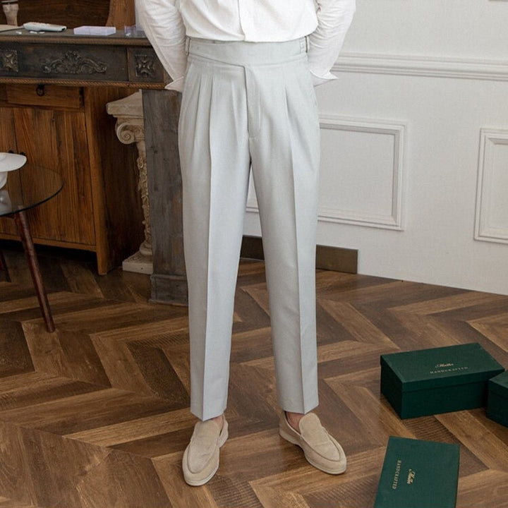 Klassische Herrenhose mit eleganter Schnalle, zeitloses Design, ideal für Büro und Freizeit, komfortabel und stilvoll.