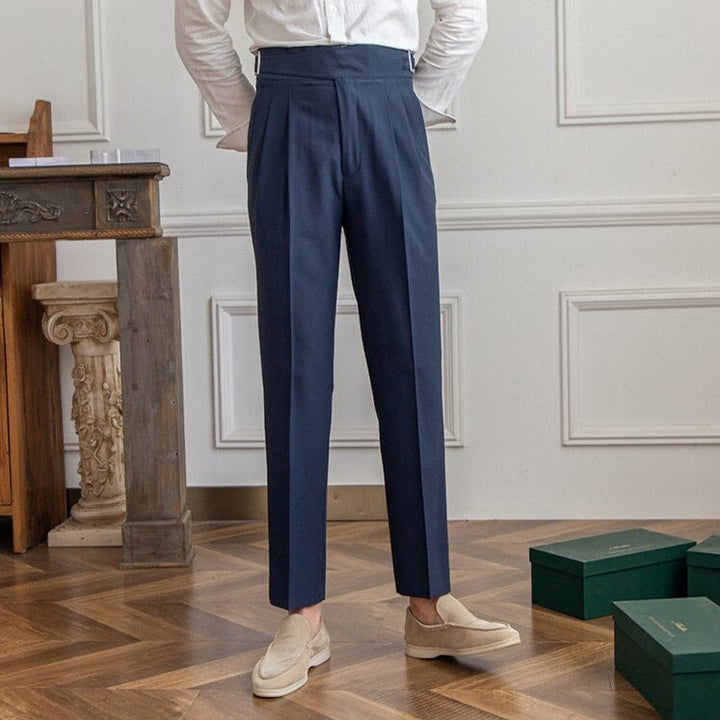 Klassische Herrenhose mit eleganter Schnalle, zeitloses Design, ideal für Büro und Freizeit, komfortabel und stilvoll.