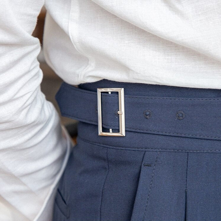 Klassische Herrenhose mit eleganter Schnalle, zeitloses Design, ideal für Büro und Freizeit, komfortabel und stilvoll.