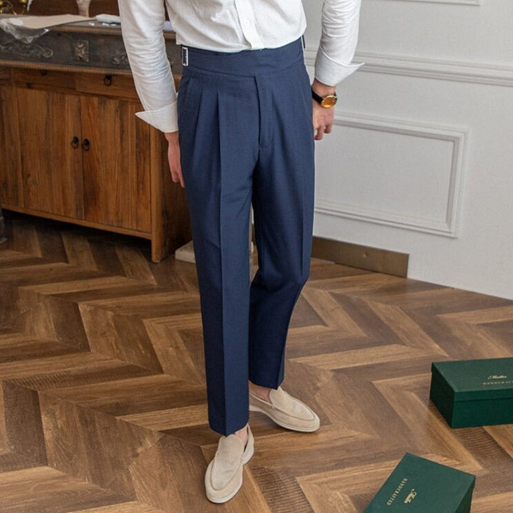 Klassische Herrenhose mit eleganter Schnalle, zeitloses Design, ideal für Büro und Freizeit, komfortabel und stilvoll.