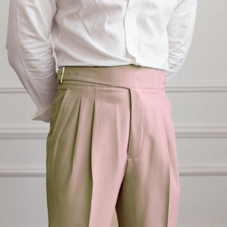 Klassische Herrenhose mit eleganter Schnalle, zeitloses Design, ideal für Büro und Freizeit, komfortabel und stilvoll.