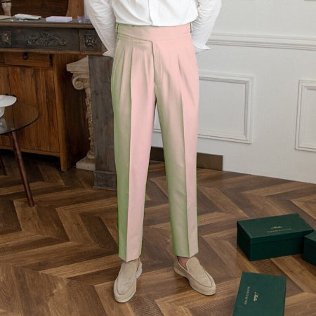 Klassische Herrenhose mit eleganter Schnalle, zeitloses Design, ideal für Büro und Freizeit, komfortabel und stilvoll.