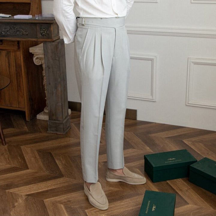 Klassische Herrenhose mit eleganter Schnalle, zeitloses Design, ideal für Büro und Freizeit, komfortabel und stilvoll.
