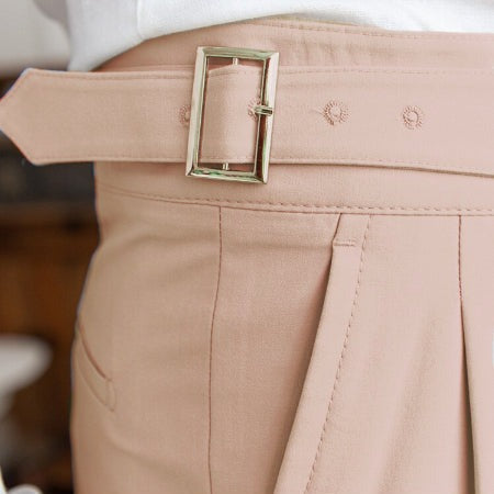 Klassische Herrenhose mit eleganter Schnalle, zeitloses Design, ideal für Büro und Freizeit, komfortabel und stilvoll.
