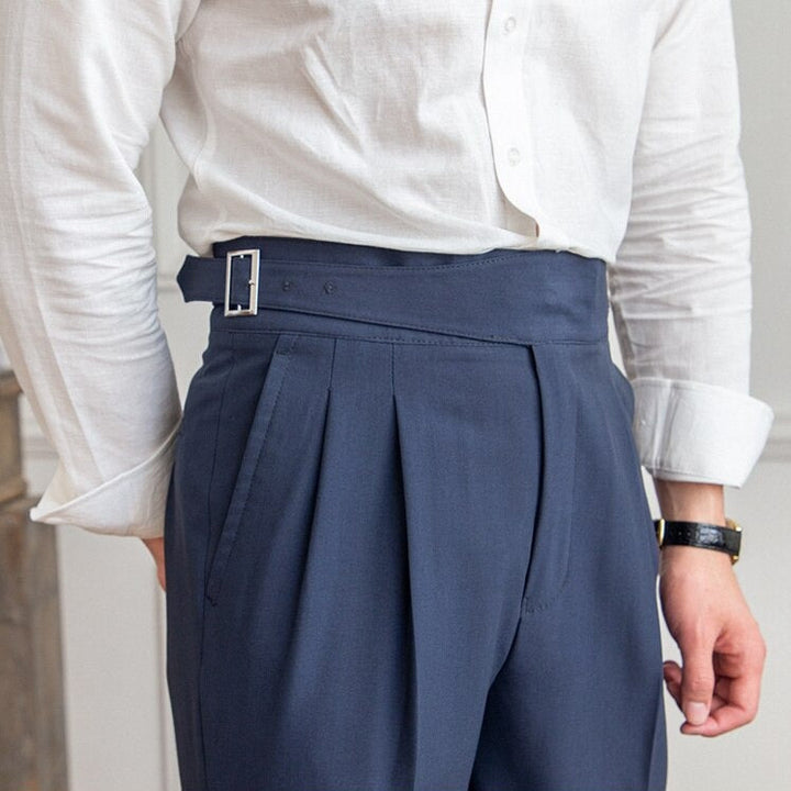 Klassische Herrenhose mit eleganter Schnalle, zeitloses Design, ideal für Büro und Freizeit, komfortabel und stilvoll.