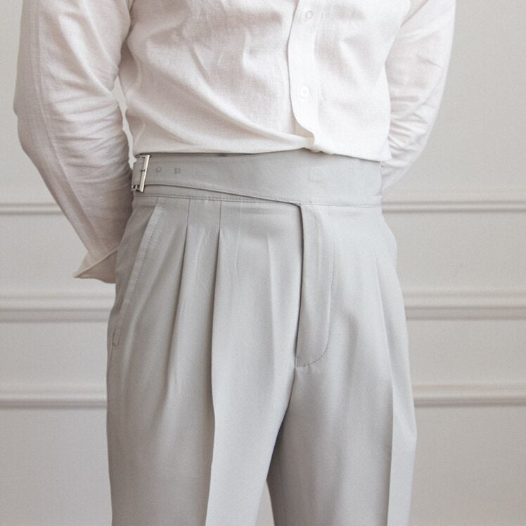 Klassische Herrenhose mit eleganter Schnalle, zeitloses Design, ideal für Büro und Freizeit, komfortabel und stilvoll.