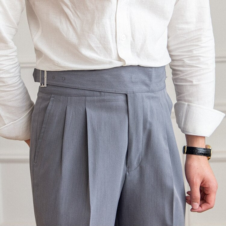 Klassische Herrenhose mit eleganter Schnalle, zeitloses Design, ideal für Büro und Freizeit, komfortabel und stilvoll.
