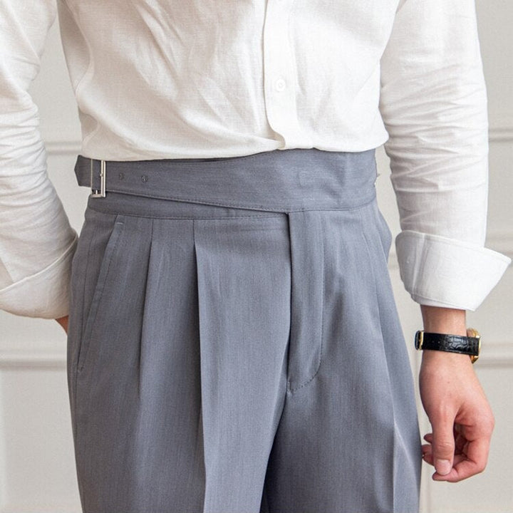 Klassische Herrenhose mit eleganter Schnalle, zeitloses Design, ideal für Büro und Freizeit, komfortabel und stilvoll.