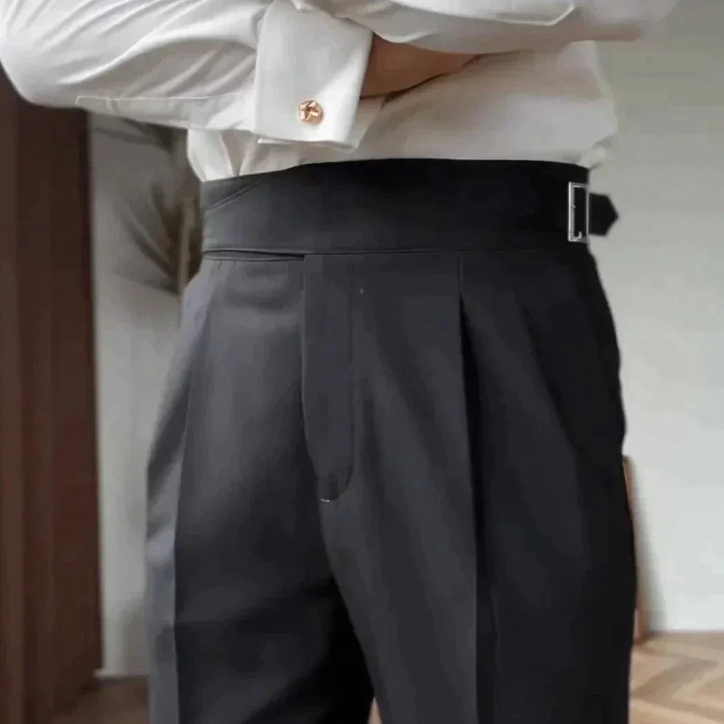 Klassische Herrenhose mit eleganter Schnalle, zeitloses Design, ideal für Büro und Freizeit, komfortabel und stilvoll.