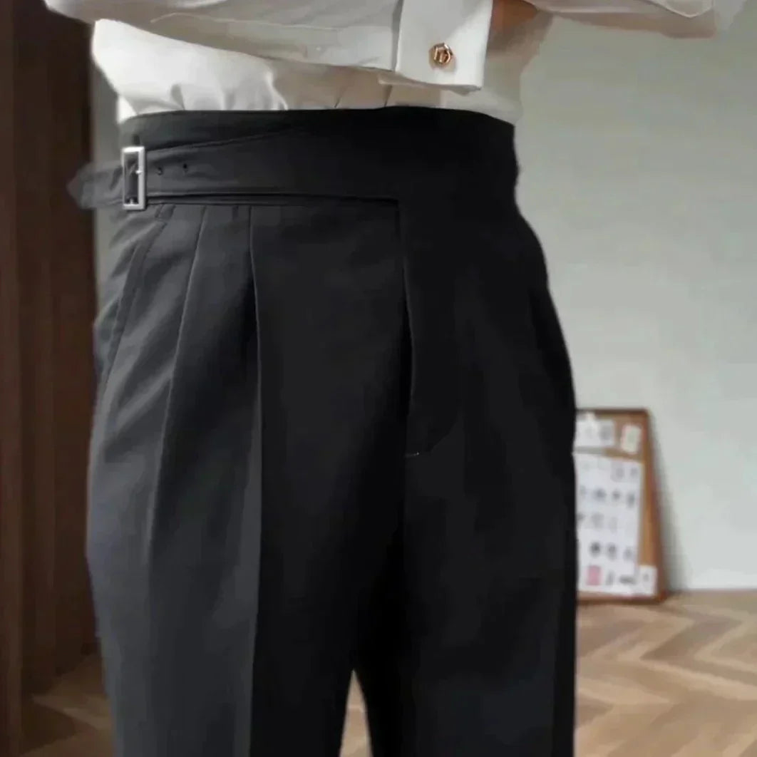 Klassische Herrenhose mit eleganter Schnalle, zeitloses Design, ideal für Büro und Freizeit, komfortabel und stilvoll.