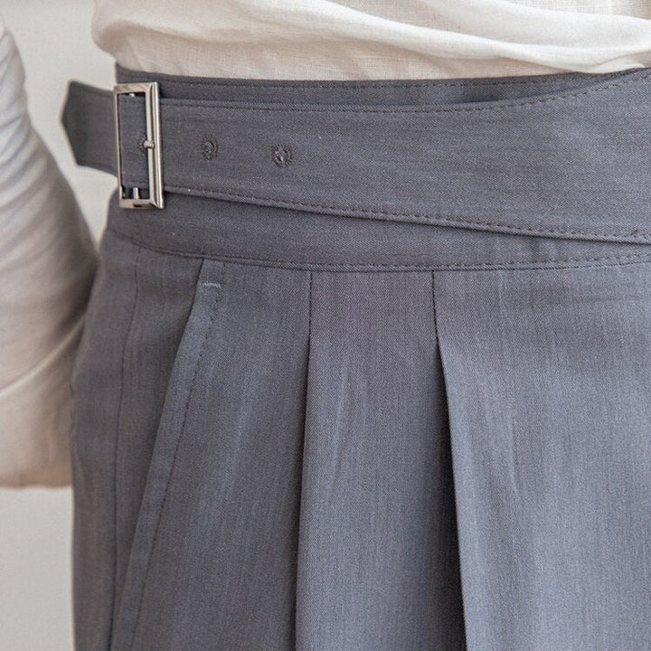 Klassische Herrenhose mit eleganter Schnalle, zeitloses Design, ideal für Büro und Freizeit, komfortabel und stilvoll.