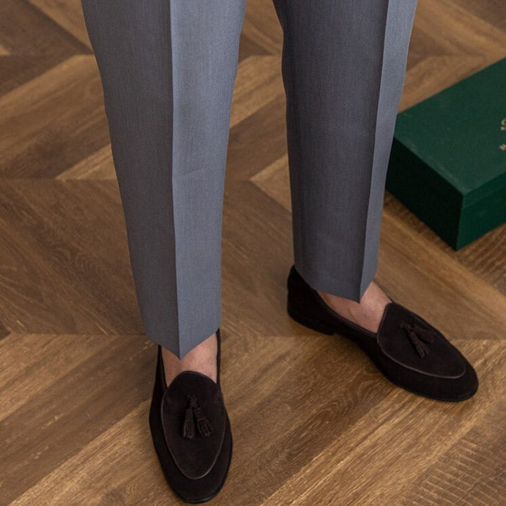 Klassische Herrenhose mit eleganter Schnalle, zeitloses Design, ideal für Büro und Freizeit, komfortabel und stilvoll.