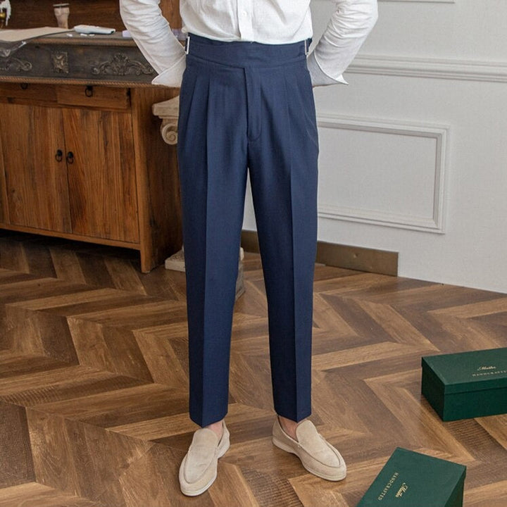 Klassische Herrenhose mit eleganter Schnalle, zeitloses Design, ideal für Büro und Freizeit, komfortabel und stilvoll.
