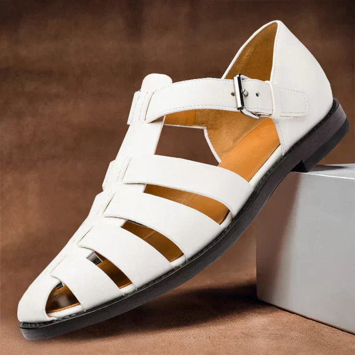 Klassieke bruine leren herensandalen met elegante banden en een stevige zool, geschikt voor zomerse gelegenheden.