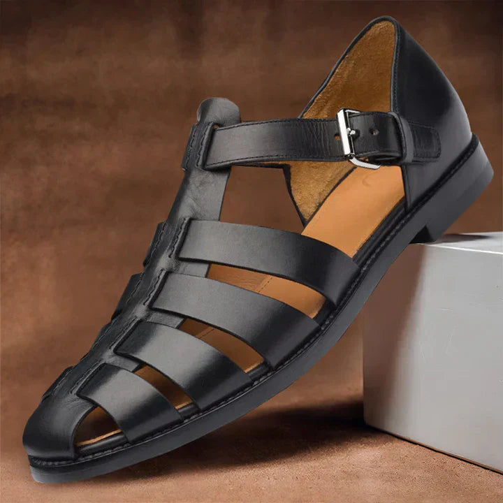 Klassieke bruine leren herensandalen met elegante banden en een stevige zool, geschikt voor zomerse gelegenheden.