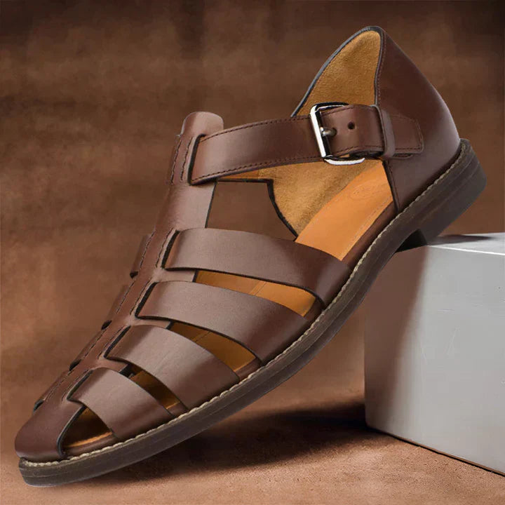 Klassieke bruine leren herensandalen met elegante banden en een stevige zool, geschikt voor zomerse gelegenheden.