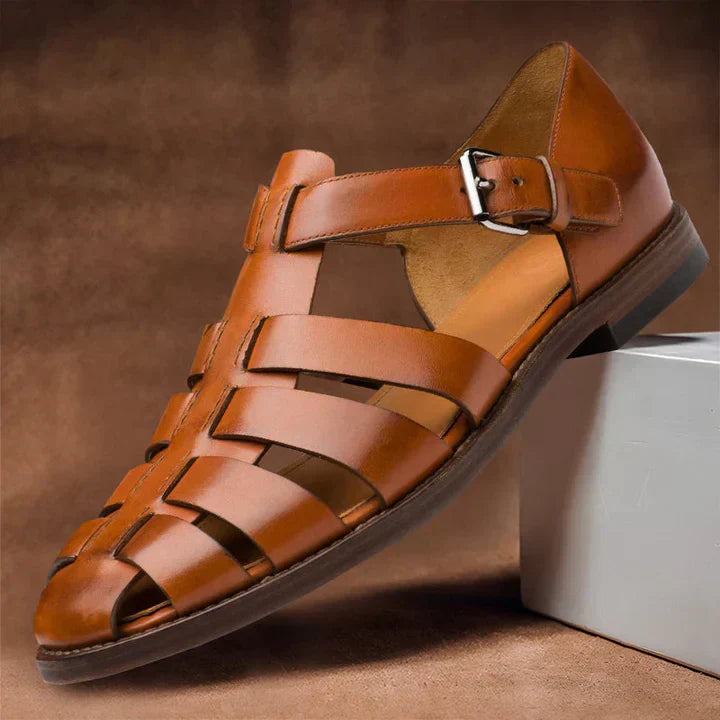 Klassieke bruine leren herensandalen met elegante banden en een stevige zool, geschikt voor zomerse gelegenheden.