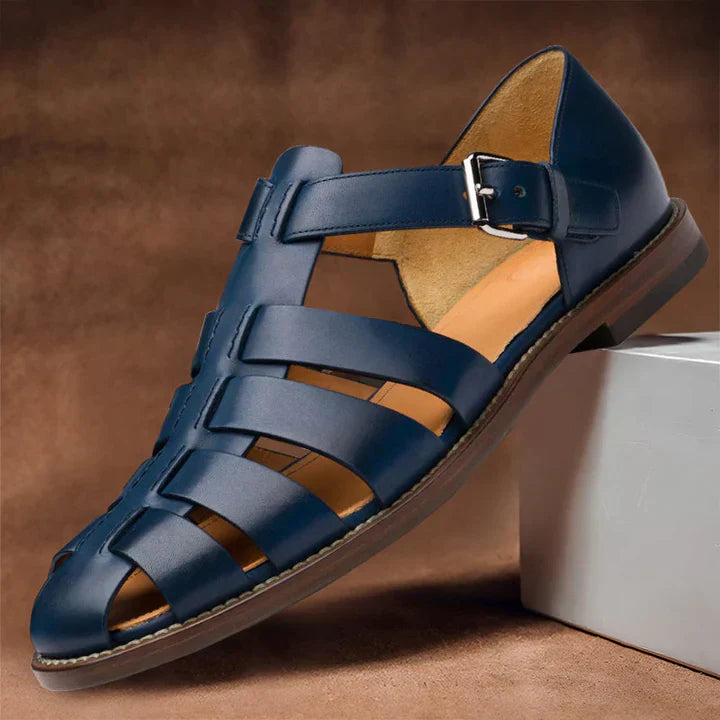 Klassieke bruine leren herensandalen met elegante banden en een stevige zool, geschikt voor zomerse gelegenheden.