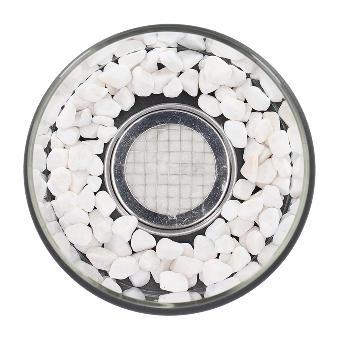 Klassieke Sandsberg olielamp van metaal en glas, met elegante decoratieve stenen voor stijlvolle verlichting in woonkamers.