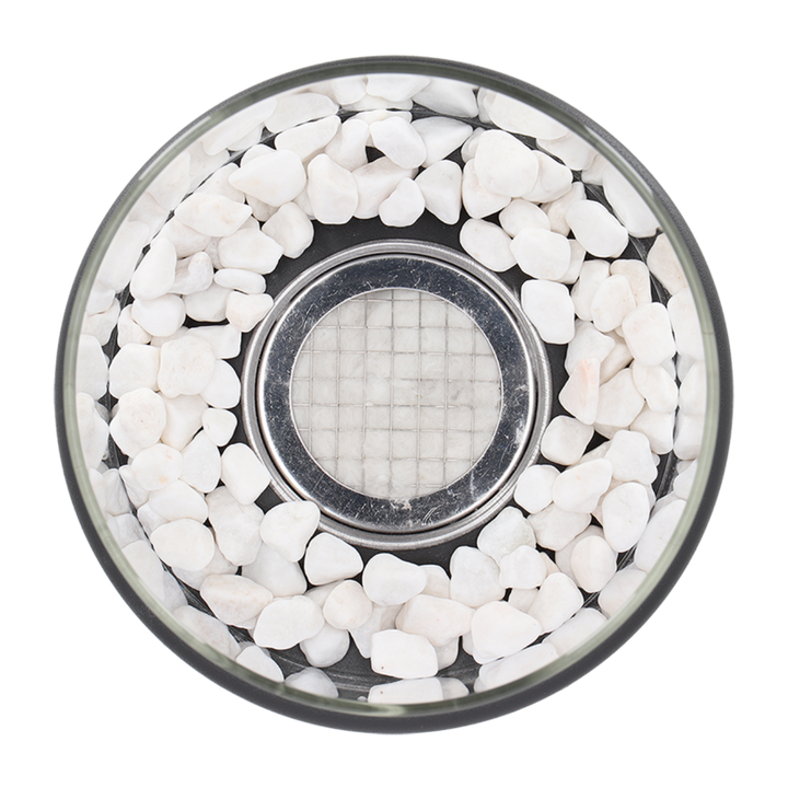 Klassieke Sandsberg olielamp van metaal en glas, met elegante decoratieve stenen voor stijlvolle verlichting in woonkamers.