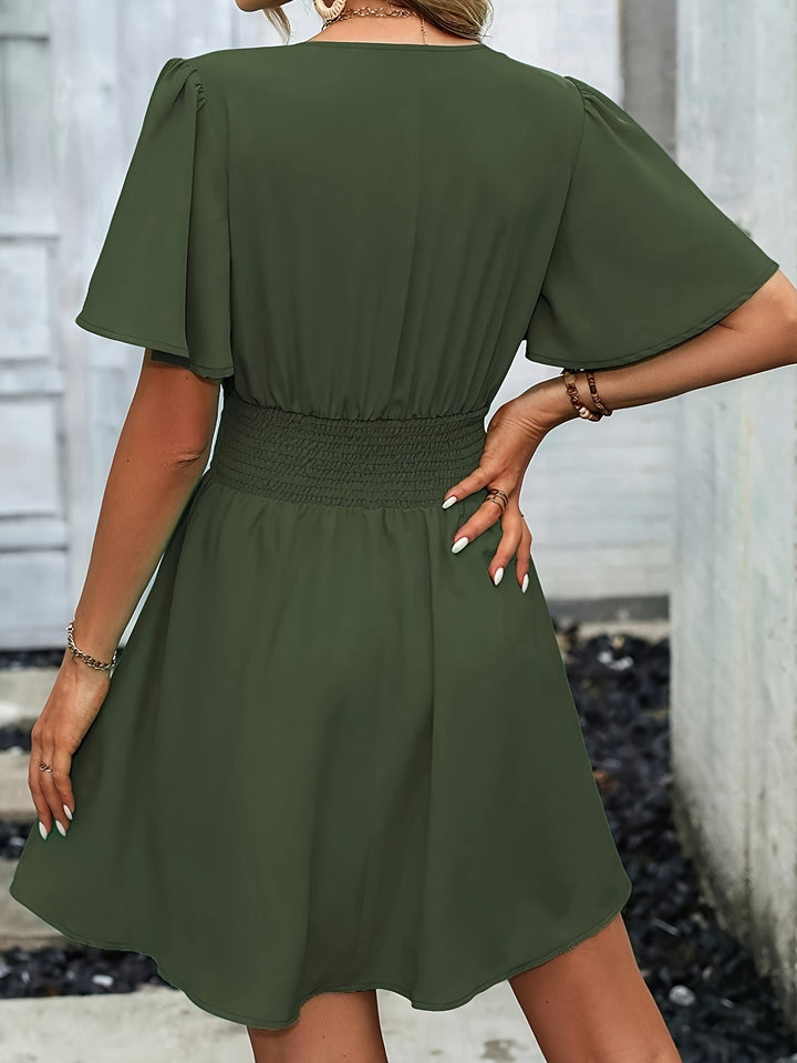 Dames kleding, olijfgroene jurk, V-hals, gerimpelde taille, feestelijke look, comfortabel, duurzaam