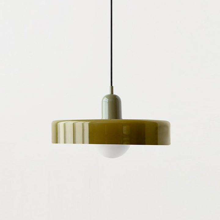 Glazen design hanglamp, kleurrijk retro Bauhaus stijl, sfeervolle verlichting.