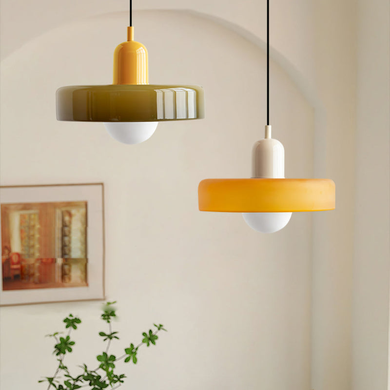 Retro design hanglamp, kleurrijk glas, Bauhaus verlichting voor een artistieke touch.