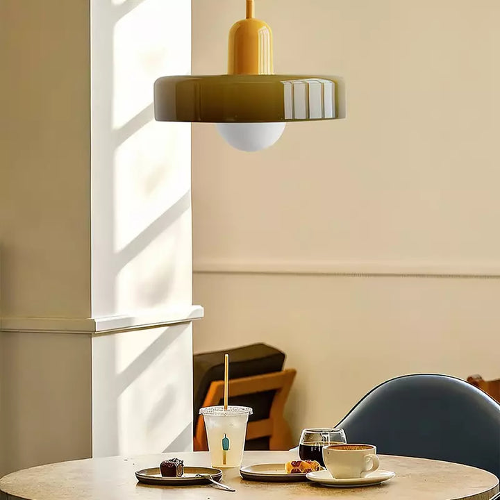 Moderne ronde hanglamp, kleurrijk glas, Bauhaus stijl interieur verlichting.
