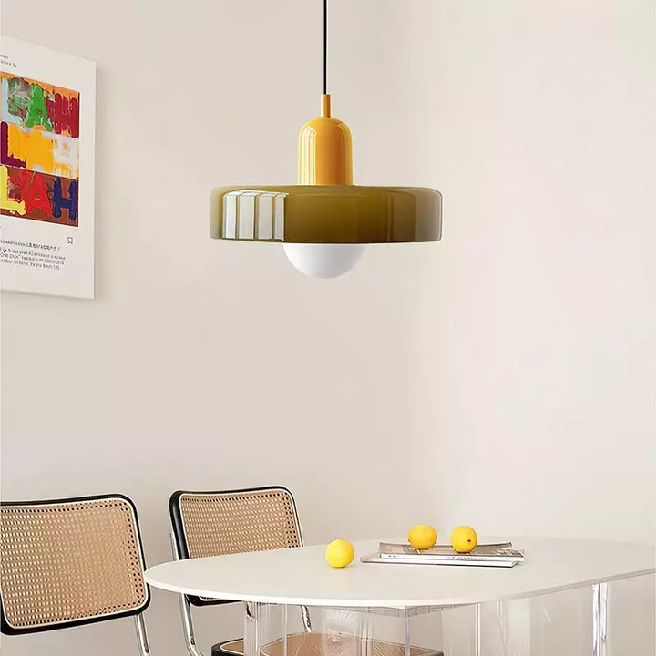 Sfeervolle glazen Bauhaus hanglamp, kleurrijk design voor een warm interieur.