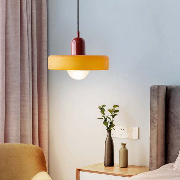 Design glazen hanglamp, rond en kleurrijk, Bauhaus esthetiek voor sfeerlicht.