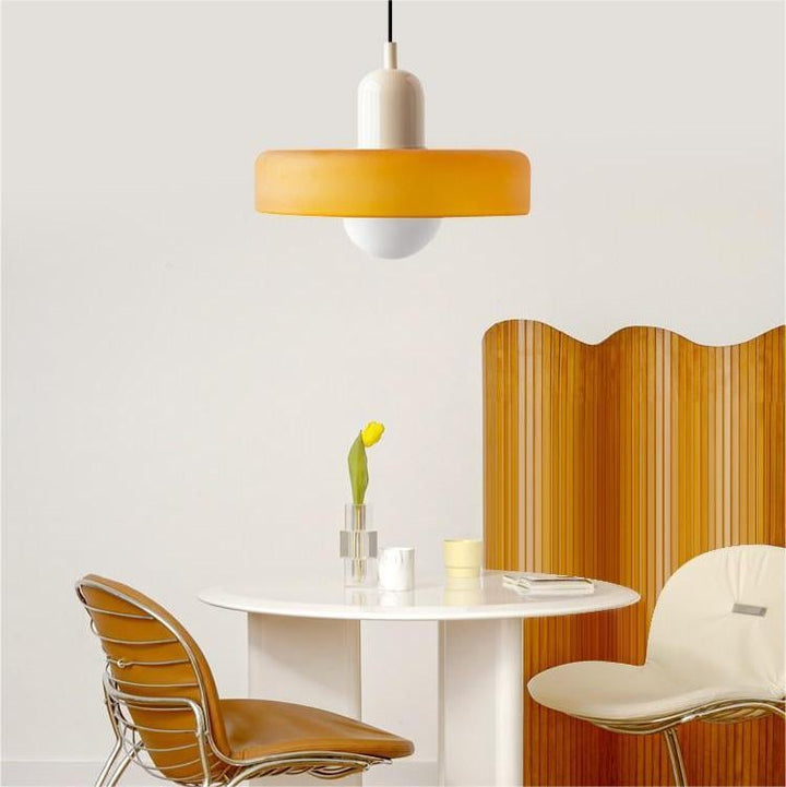 Kleurrijke StiloGlas hanglamp, Bauhaus stijl, sfeervolle verlichting, rond glas design.