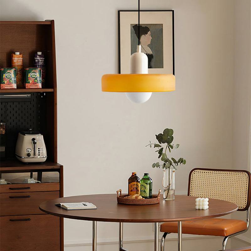 Retro kleurrijke glazen hanglamp, Bauhaus stijl, sfeervol lichtpunt.