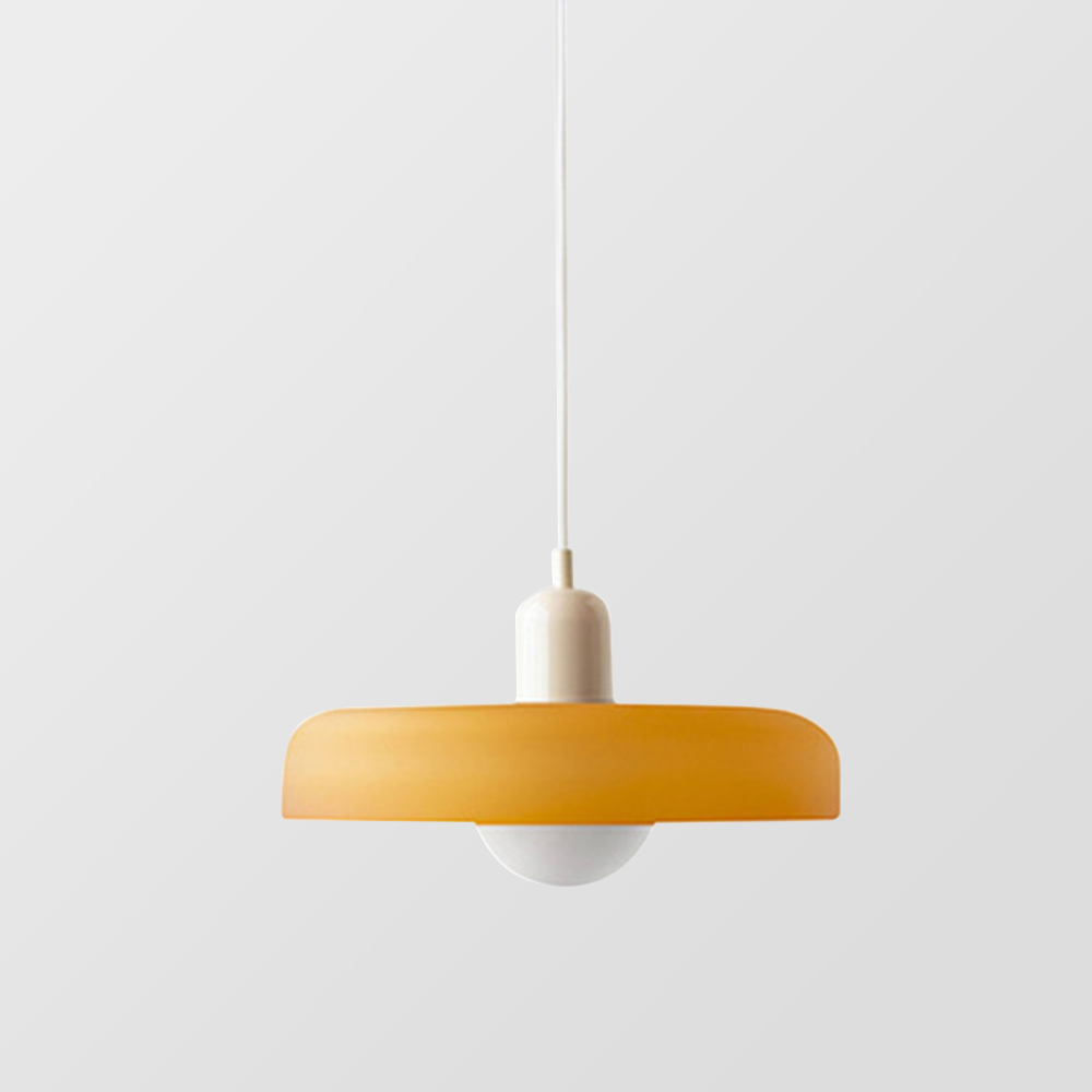 Ronde Bauhaus hanglamp, kleurrijk glas, modern design, sfeervolle verlichting.
