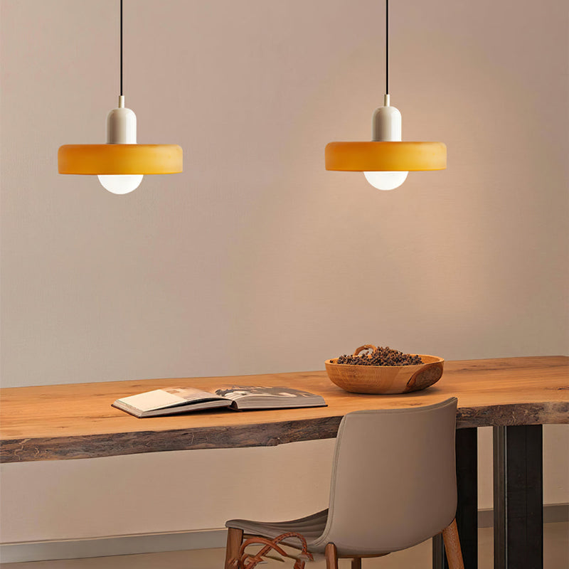 Sfeervolle glazen hanglamp, kleurrijk Bauhaus, lamp voor een artistieke inrichting.