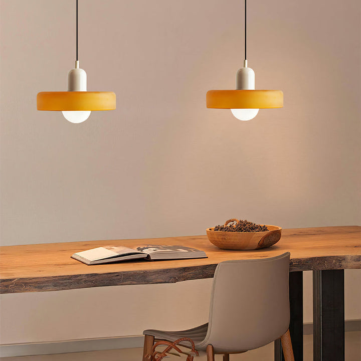 Sfeervolle glazen hanglamp, kleurrijk Bauhaus, lamp voor een artistieke inrichting.