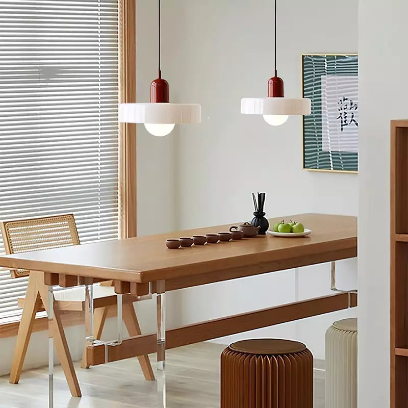 Kleurrijke Bauhaus glazen hanglamp, sfeervolle woonkamer verlichting.