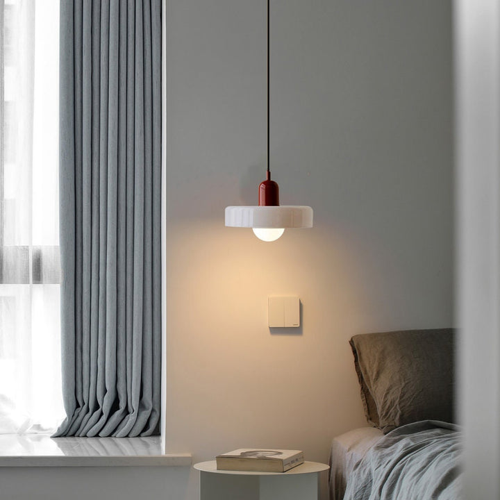 Moderne glazen hanglamp, kleurrijk, Bauhaus stijl, decoratieve lamp.