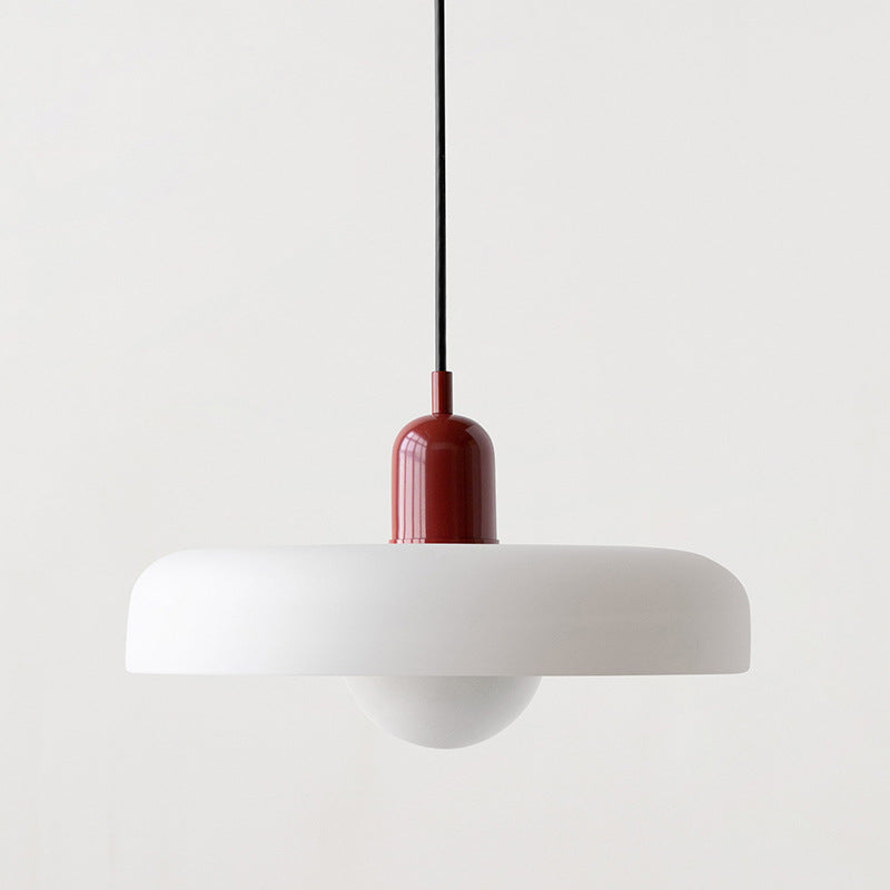 Ronde hanglamp, kleurrijk glas, Bauhaus design, sfeervolle verlichting.