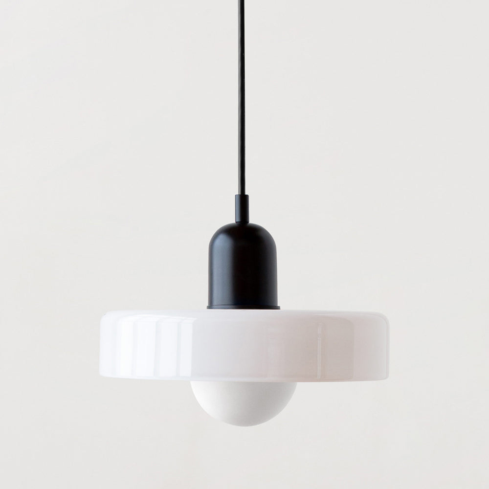 Kleurrijke retro hanglamp, Bauhaus stijl, glas, sfeervolle verlichting.